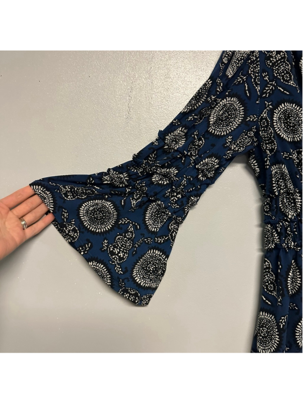 Max Studio Blue White Floral Tunic Top Size Medium cinched waist Bell sleeve - Picture 6 of 10